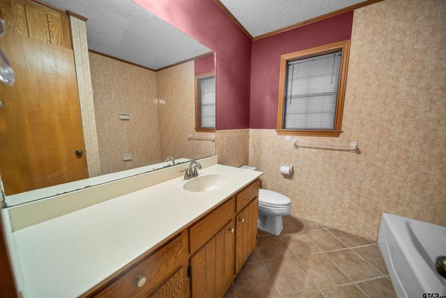 15236 Hillview Rd, Tyler, TX 75703