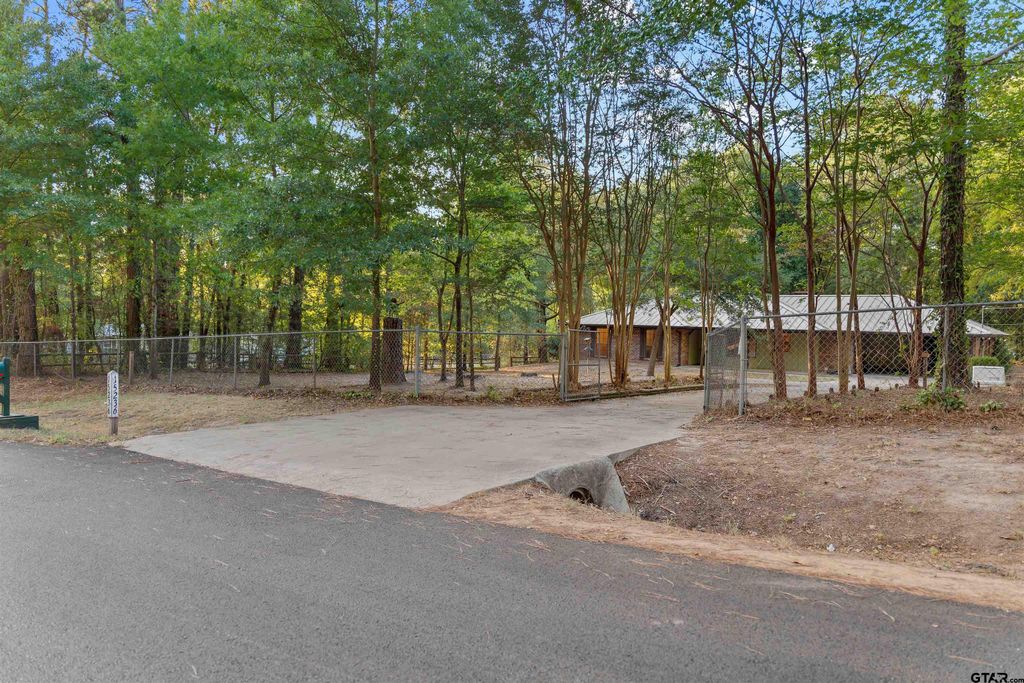 15236 Hillview Rd, Tyler, TX 75703