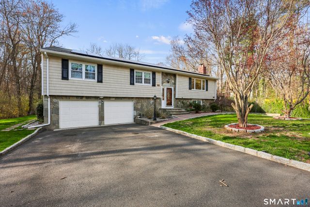 40 Winthrop Place, Monroe, CT 06468