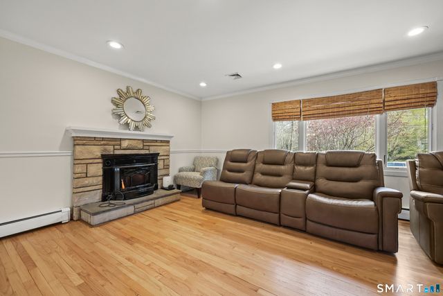 40 Winthrop Place, Monroe, CT 06468