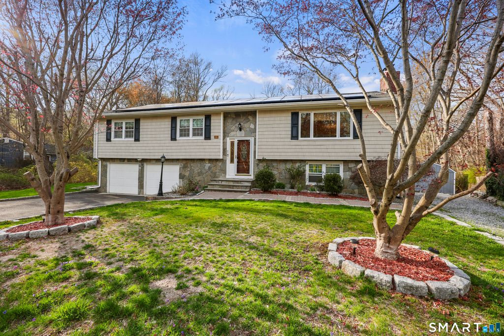 40 Winthrop Place, Monroe, CT 06468