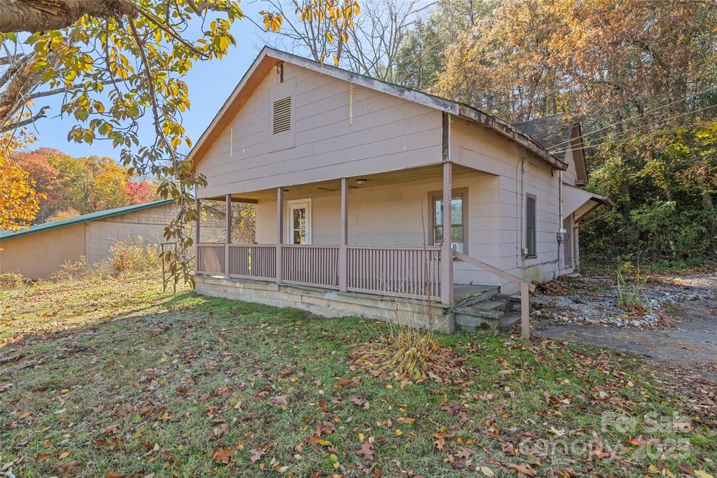 8063 Carolina Boulevard, Clyde, NC 28721