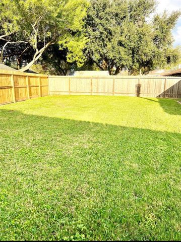 2826 Pickett Dr, League City, TX 77573