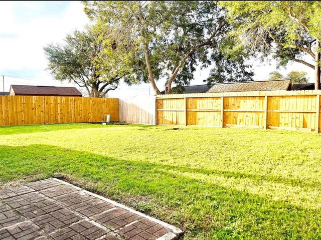 2826 Pickett Dr, League City, TX 77573