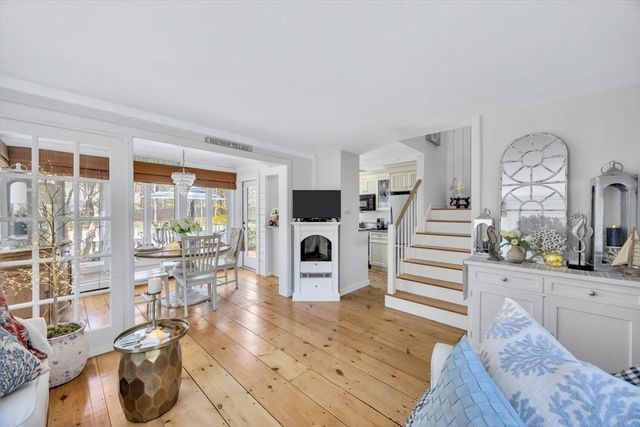 28 Flying Cloud Cir 28, Mashpee, MA 02649