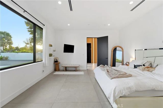 23227 Burbank Boulevard, Woodland Hills, CA 91367