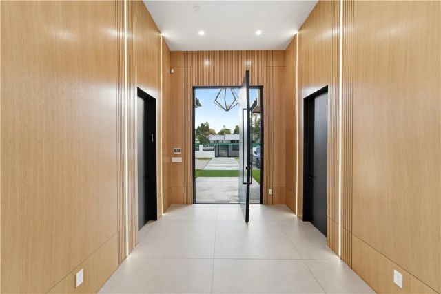 23227 Burbank Boulevard, Woodland Hills, CA 91367