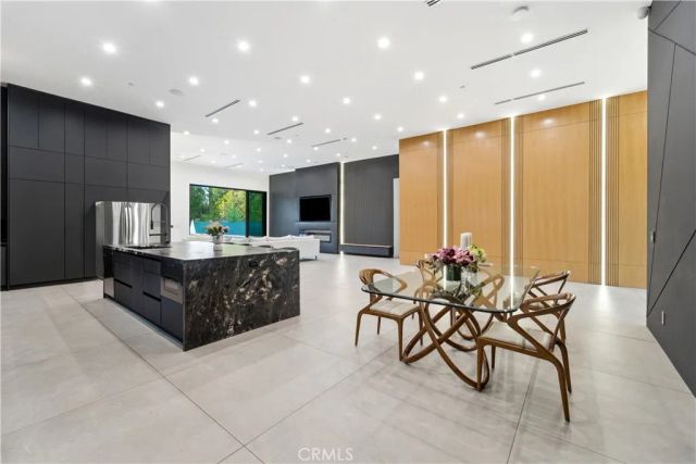 23227 Burbank Boulevard, Woodland Hills, CA 91367