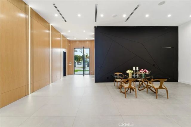 23227 Burbank Boulevard, Woodland Hills, CA 91367