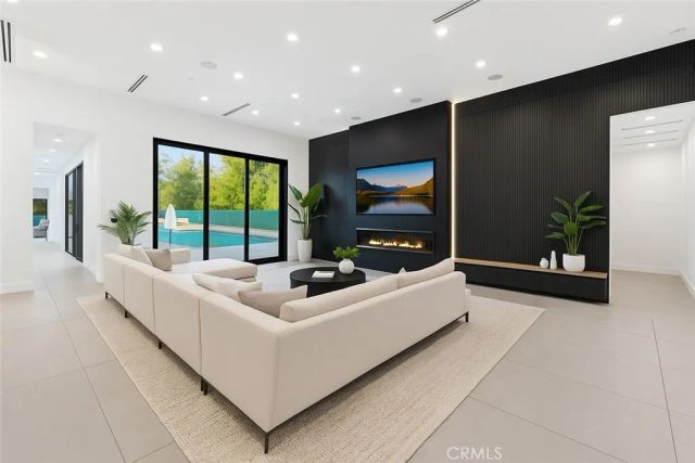 23227 Burbank Boulevard, Woodland Hills, CA 91367