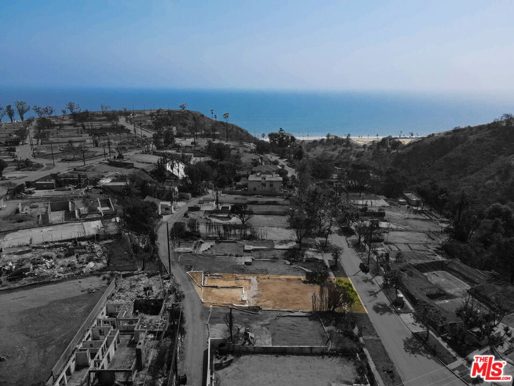 Image 1 of property listing at 582 Radcliffe Avenue, Pacific Palisades, CA 90272