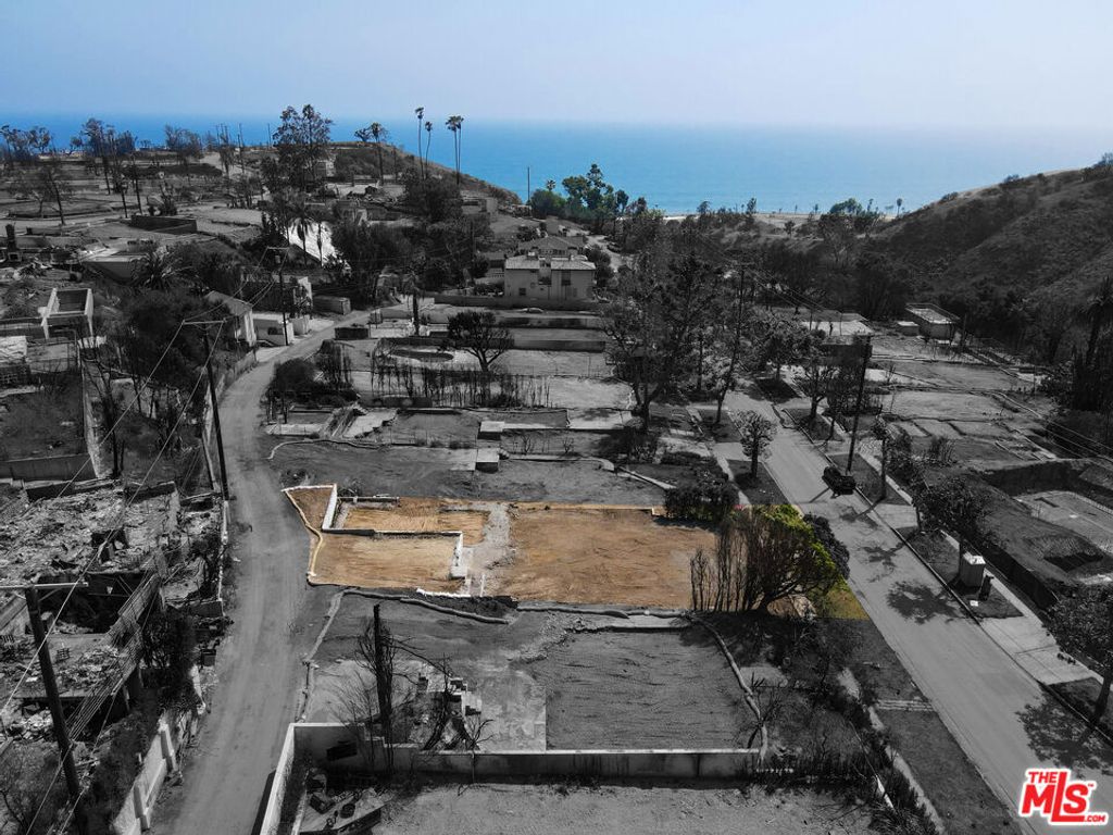 Image 2 of property listing at 582 Radcliffe Avenue, Pacific Palisades, CA 90272