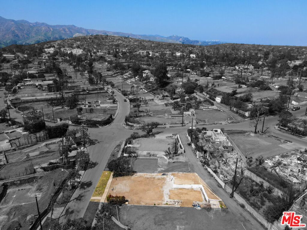 Image 6 of property listing at 582 Radcliffe Avenue, Pacific Palisades, CA 90272
