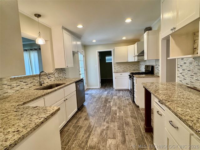 202 N Moccasin Place, Sapulpa, OK 74066