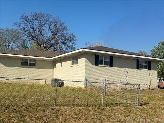 202 N Moccasin Place, Sapulpa, OK 74066