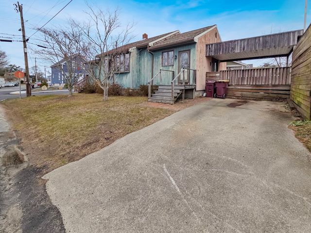 54 Slocum St, Acushnet, MA 02743