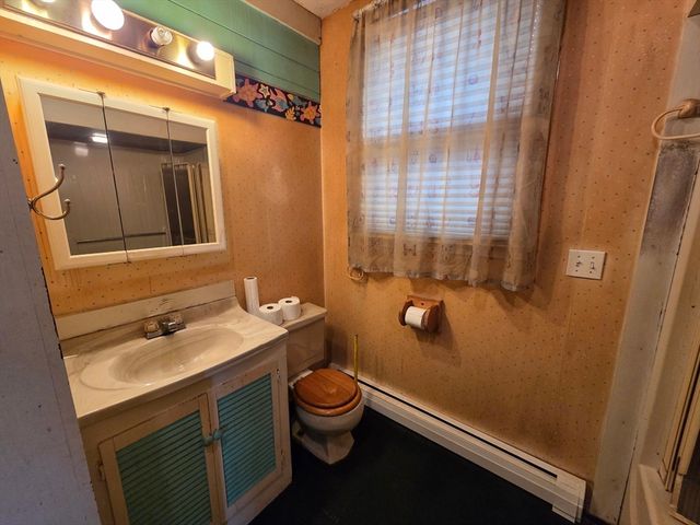 54 Slocum St, Acushnet, MA 02743