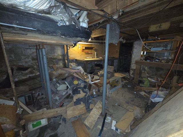 54 Slocum St, Acushnet, MA 02743