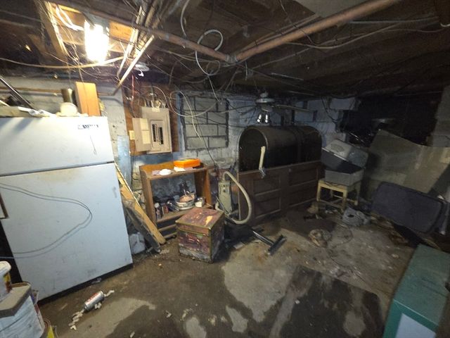 54 Slocum St, Acushnet, MA 02743