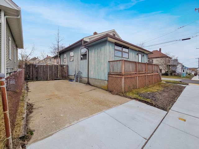 54 Slocum St, Acushnet, MA 02743