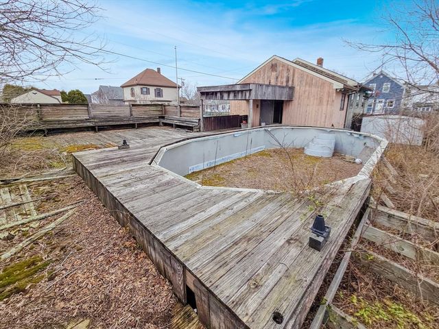 54 Slocum St, Acushnet, MA 02743