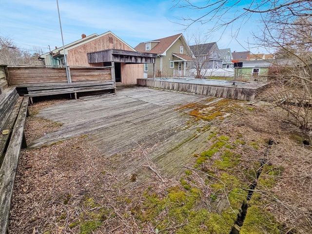 54 Slocum St, Acushnet, MA 02743