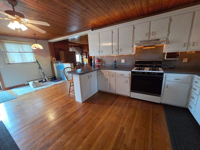 54 Slocum St, Acushnet, MA 02743