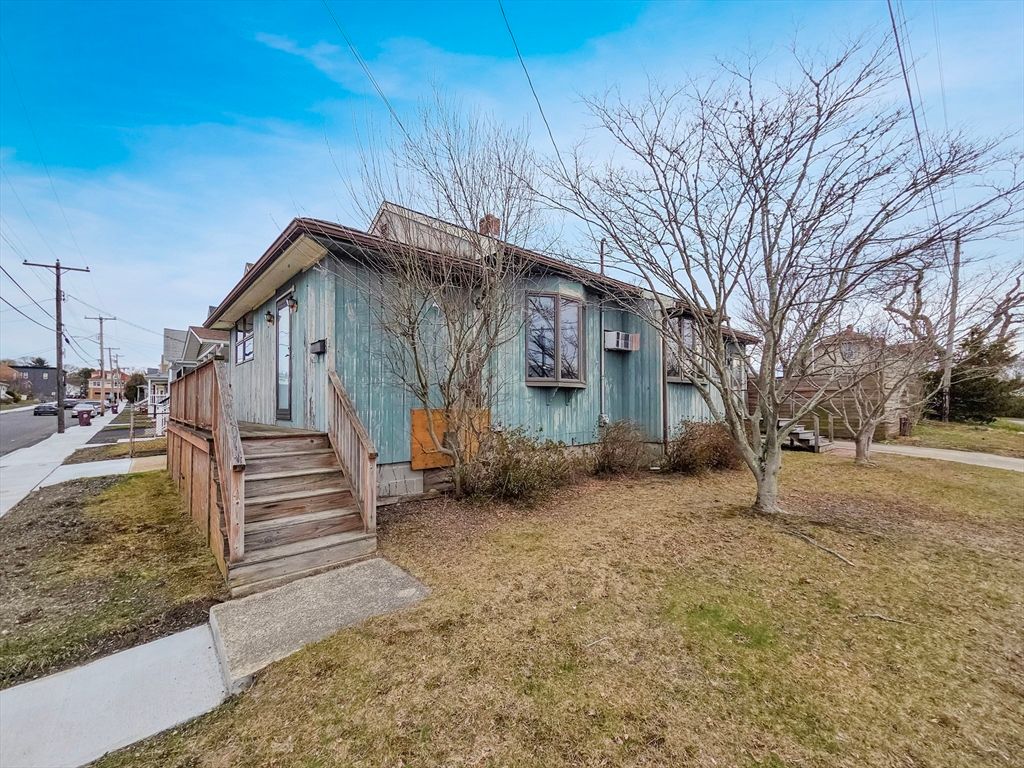 54 Slocum St, Acushnet, MA 02743