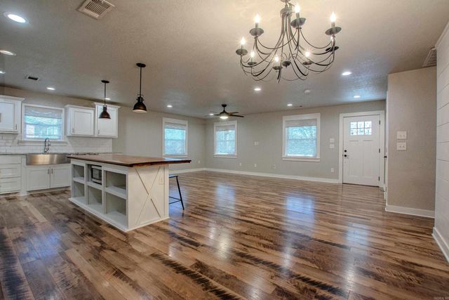 1724 Lynnwood Drive, Benton, AR 72015