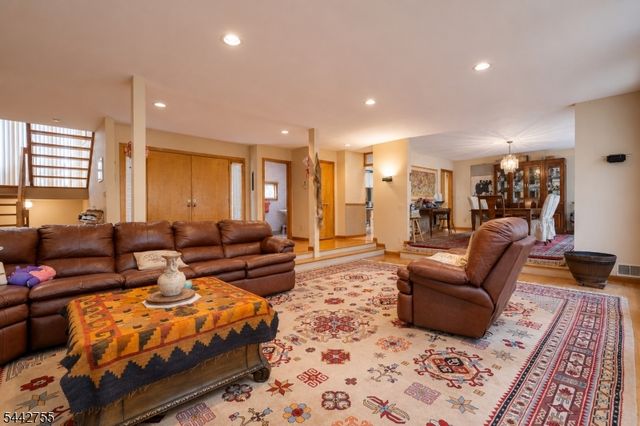 4 High Mountain Trl, Lincoln Park Boro, NJ 07035