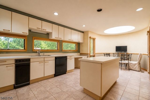 4 High Mountain Trl, Lincoln Park Boro, NJ 07035