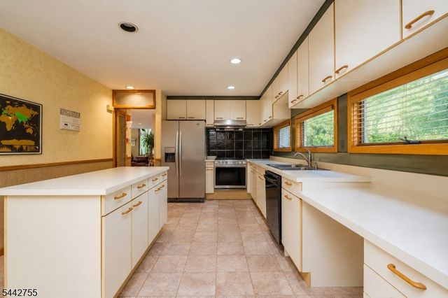4 High Mountain Trl, Lincoln Park Boro, NJ 07035