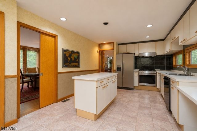 4 High Mountain Trl, Lincoln Park Boro, NJ 07035