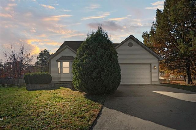 741 SW Windsong Circle, Lee's Summit, MO 64082