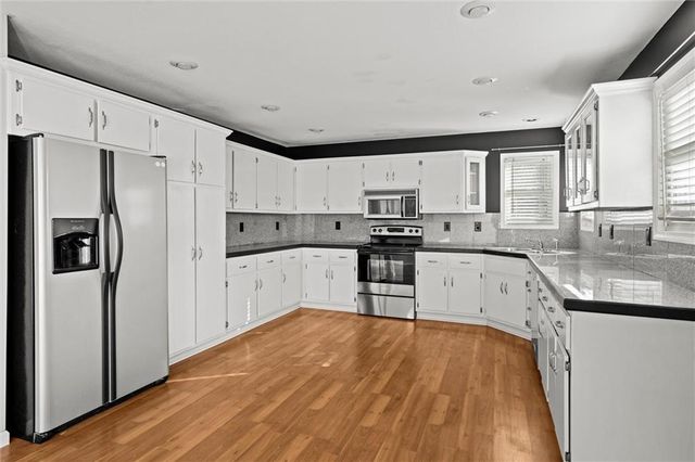 741 SW Windsong Circle, Lee's Summit, MO 64082