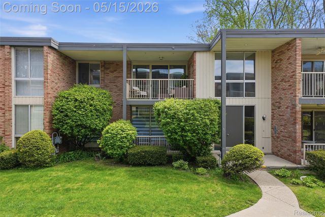 4041 W Maple Road E203, Bloomfield Hills, MI 48301