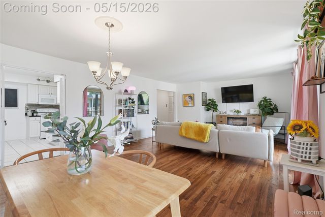 4041 W Maple Road E203, Bloomfield Hills, MI 48301