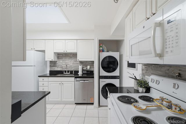 4041 W Maple Road E203, Bloomfield Hills, MI 48301