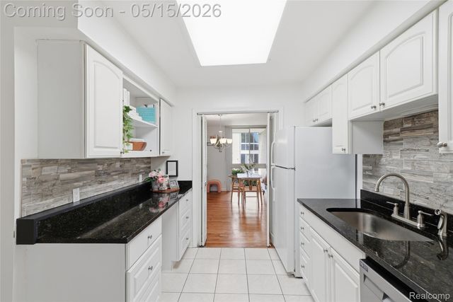 4041 W Maple Road E203, Bloomfield Hills, MI 48301