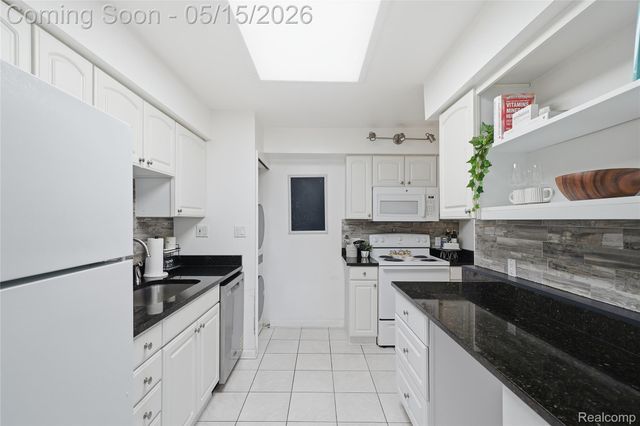 4041 W Maple Road E203, Bloomfield Hills, MI 48301