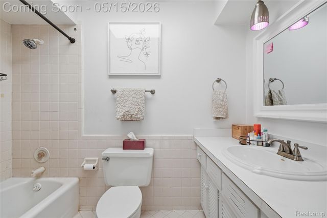 4041 W Maple Road E203, Bloomfield Hills, MI 48301