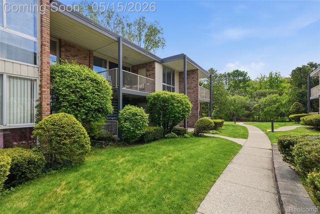 4041 W Maple Road E203, Bloomfield Hills, MI 48301