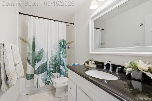 4041 W Maple Road E203, Bloomfield Hills, MI 48301