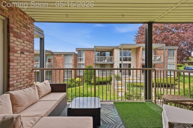 4041 W Maple Road E203, Bloomfield Hills, MI 48301