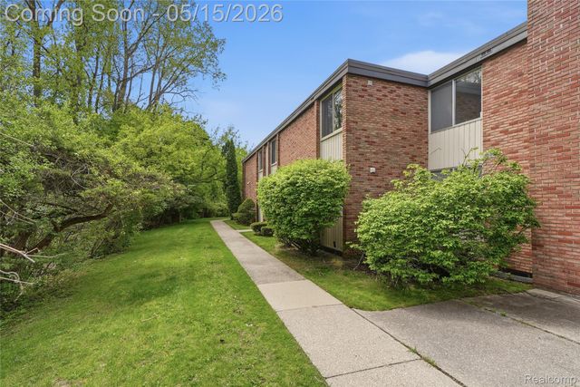 4041 W Maple Road E203, Bloomfield Hills, MI 48301