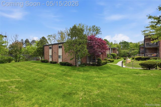 4041 W Maple Road E203, Bloomfield Hills, MI 48301