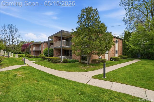 4041 W Maple Road E203, Bloomfield Hills, MI 48301