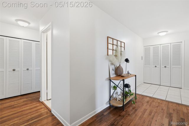 4041 W Maple Road E203, Bloomfield Hills, MI 48301