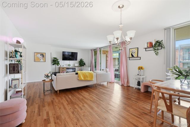 4041 W Maple Road E203, Bloomfield Hills, MI 48301