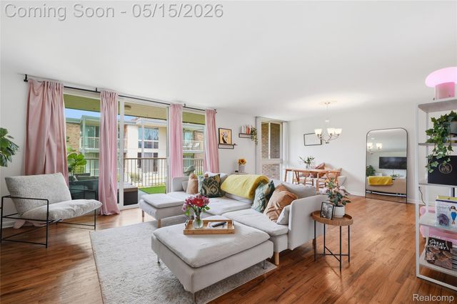 4041 W Maple Road E203, Bloomfield Hills, MI 48301